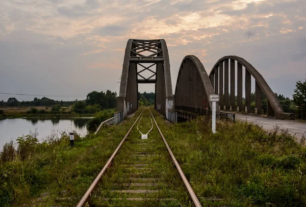 Kambur köprü. Kalyazin 'deki Volga Köprüsü, Kashinsky olarak da bilinir. En eski güçlendirilmiş beton köprülerden biri.. — Stok fotoğraf