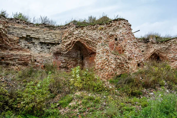 Ruinas de la Catedral de San Juan en 1828. Monumento a la defensa de la fortaleza 1941-1943 durante la Segunda Guerra Mundial. Fortaleza Oreshek. Fortaleza de Shlisselburg cerca de San Petersburgo, Rusia. Fundada — Foto de Stock