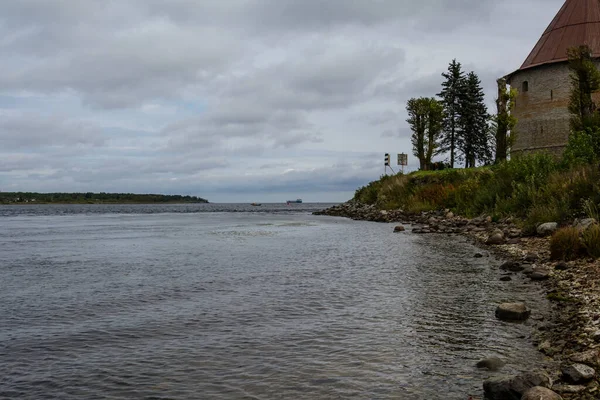 Lac Ladoga. La source de la rivière Neva.. Forteresse d'Oreshek. Vue de la tour de guet royale. Forteresse de Shlisselburg près de Saint-Pétersbourg, Russie. Fondée en 1323. — Photo