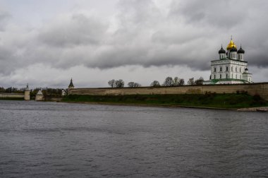 Pskov 'da tarihi bir yer. Kale duvarı. Pskov Krom. Kötü bir gün..