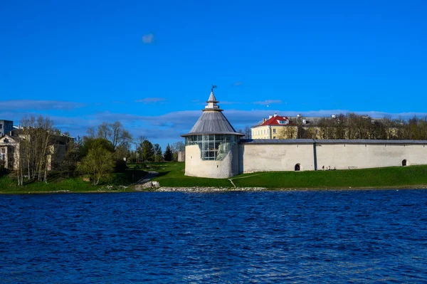 平塔和高塔。普斯科夫的历史遗迹。堡垒墙。普斯科夫克罗姆晴天. — 图库照片
