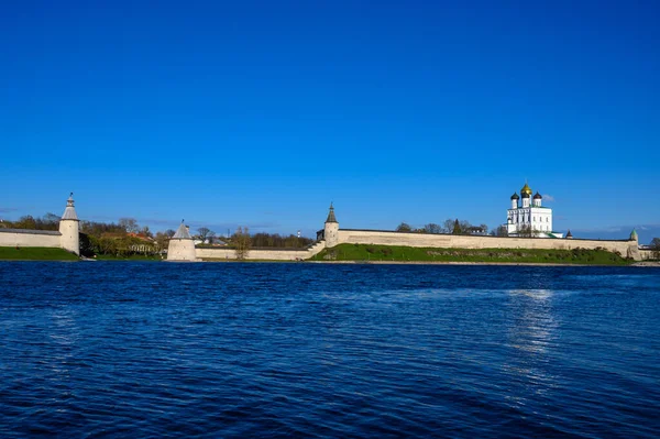 평평하고 높은 탑. Pskov 의 역사적 인 장소. 요새 벽. 프스코프 크롬. 화창 한 날. — 스톡 사진
