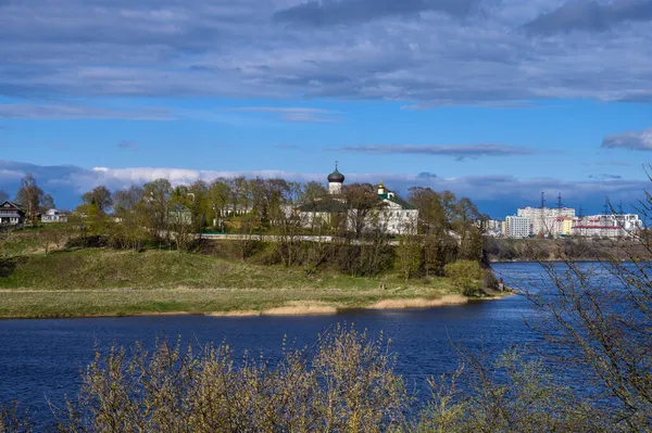 Μονή Snetogorsky. Ωραία θέα στο μοναστήρι και την πόλη. Ορόσημα στην ιστορία. Ηλιόλουστη μέρα. — Φωτογραφία Αρχείου