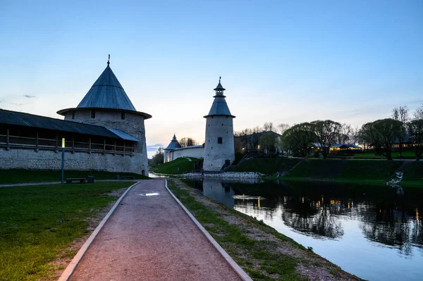 Kremlin Kuleleri. Pskov 'da tarihi bir yer. Pskov, kale duvarı. Güzel bir akşam..