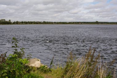 Neva Nehri 'nin kaynağı. Gri ağır bulutlar. Sert Ladoga Gölü.