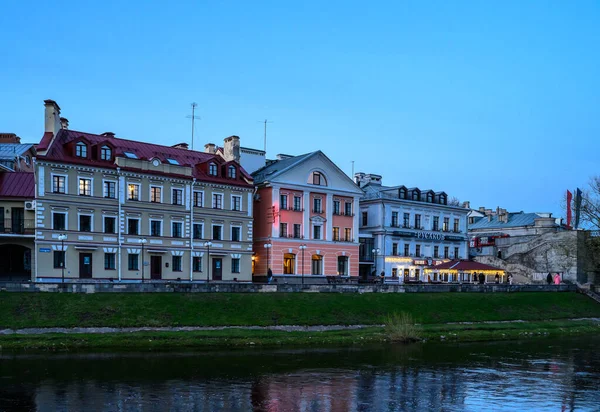 Klasik eski tarzda güzel evler. Güzel akşam ışığı Pskov, Sovetskaya naberezhnaya