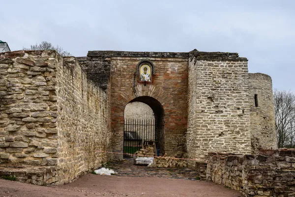 Portão Nikolsky na muralha da fortaleza. Fortaleza de Izborsk. Oblast de Izborsk Pskov. Lugares históricos da Rússia. A velha fortaleza arruinada. — Fotografia de Stock