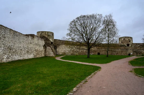 Fortaleza de Izborsk. Oblast de Izborsk Pskov. Lugares históricos da Rússia. A velha fortaleza arruinada. — Fotografia de Stock