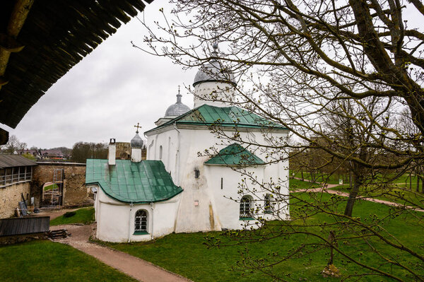 Catedral Nikolsky. Fortaleza Izborsk. Óblast de Izborsk Pskov. Lugares históricos de Rusia. — Foto de Stock