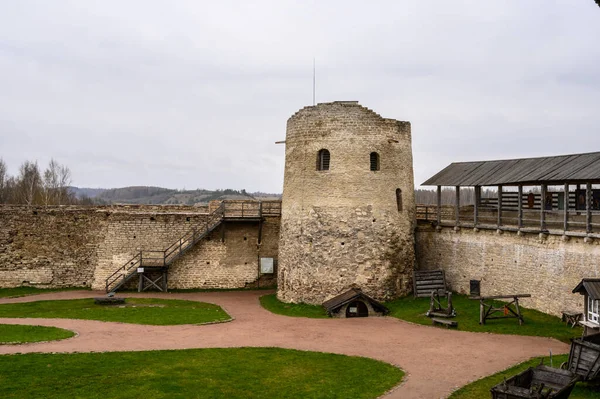 Torre de Lukovka Fortaleza de Izborsk. Oblast de Izborsk Pskov. Lugares históricos da Rússia. A velha fortaleza arruinada. — Fotografia de Stock