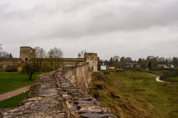 Talavskaya torre Fortaleza de Izborsk. Oblast de Izborsk Pskov. Lugares históricos da Rússia. A velha fortaleza arruinada. — Fotografia de Stock