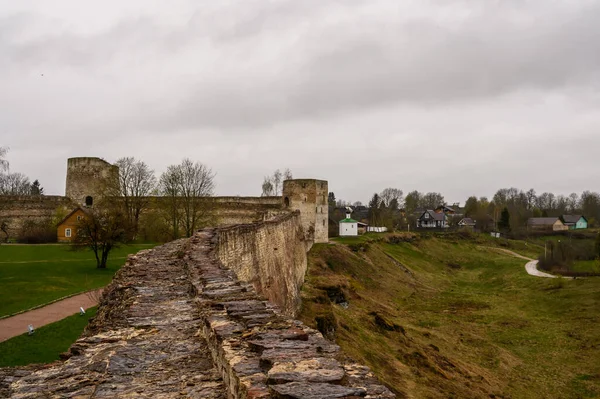Talavskaya Kulesi Izborsk Kalesi. Izborsk Pskov Oblastı. Rusya 'nın tarihi yerleri. Eski harabe kale..