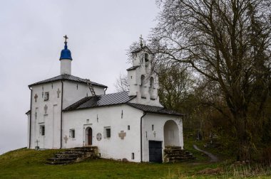 Gorodishche 'deki Aziz Niklas Kilisesi. Izborsk, Pskov bölgesi. Kötü bir gün..