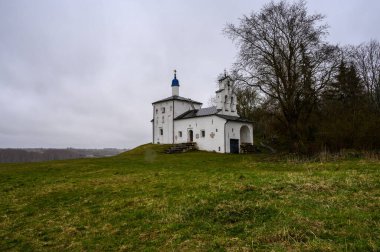 Gorodishche 'deki Aziz Niklas Kilisesi. Izborsk, Pskov bölgesi. Kötü bir gün..