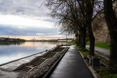 Kremlin Kuleleri. Pskov, kale duvarı. Güzel bir akşam..