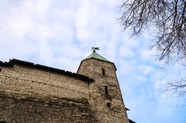 Dovmont Kulesi. Kremlin Kuleleri. Pskov, kale duvarı. Güzel bir akşam..