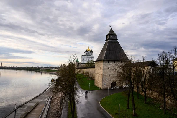 블라시에 브 스카야 타워. Pskov 의 역사적 인 장소. 프스코프, 러시아는 여기서 시작 한다 — 스톡 사진
