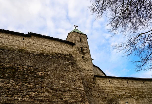 Dovmont torony. Kremlin tornyok. Pskov, erődfal. Gyönyörű este.. — Stock Fotó