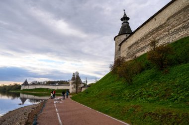 Düz ve yüksek kuleler. Pskov 'da tarihi bir yer. Kale duvarı. Pskov Krom. Kötü bir gün..