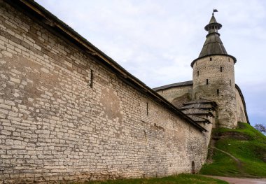 Yuvarlak kare kule. Kremlin Kuleleri. Pskov, kale duvarı. Güzel bir akşam..