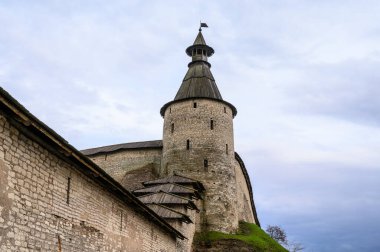 Yuvarlak kare kule. Kremlin Kuleleri. Pskov, kale duvarı. Güzel bir akşam..