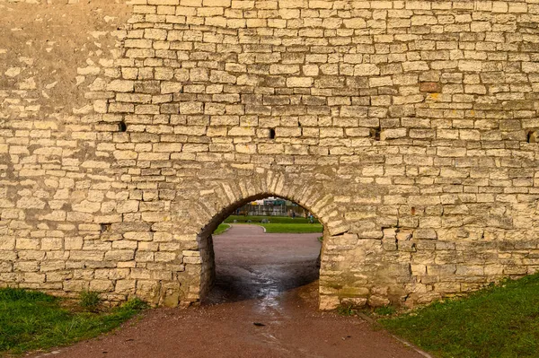 Pequeño paso por la muralla de la fortaleza. Pskov, muro de la fortaleza. Una hermosa velada. — Foto de Stock