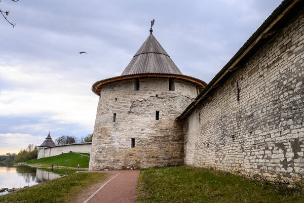 Плоские и высокие башни. Историческое место в Пскове. Стена крепости. Псков Кром. Это отвратительный день..