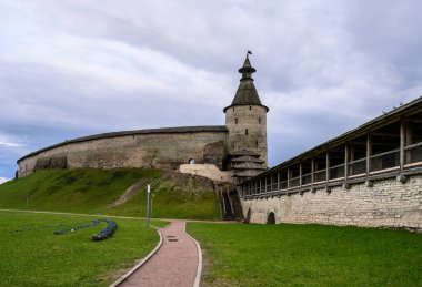 Yuvarlak kare kule. Kremlin Kuleleri. Pskov, kale duvarı. Güzel bir akşam..