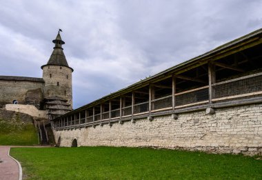 Yuvarlak kare kule. Kremlin Kuleleri. Pskov, kale duvarı. Güzel bir akşam..