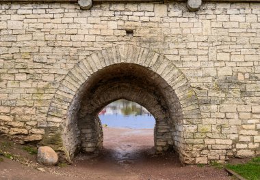 Kale duvarında alçak geçit. Pskov, kale duvarı. Güzel bir akşam..