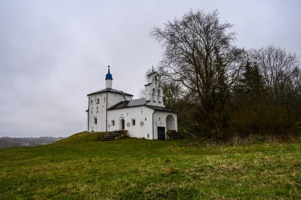 Kerk van Sint Nicolaas op de Gorodishche. Izborsk, regio Pskov. Het is een nare dag.. — Stockfoto