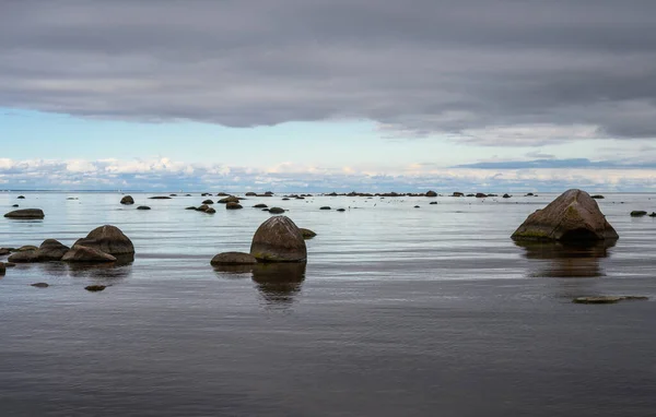 フィンランド湾の花崗岩の岩。曇った暗い日. — ストック写真