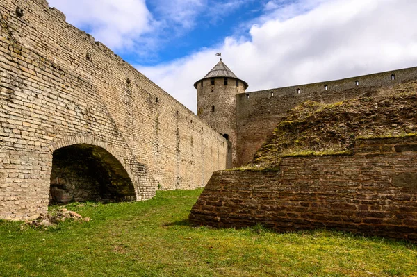 Fortaleza de Ivangorod. Velhas muralhas da fortaleza. Sítios históricos. paredes velhas da fortaleza. — Fotografia de Stock