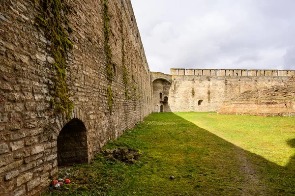 Fortaleza de Ivangorod. Velhas muralhas da fortaleza. Sítios históricos. paredes velhas da fortaleza. — Fotografia de Stock