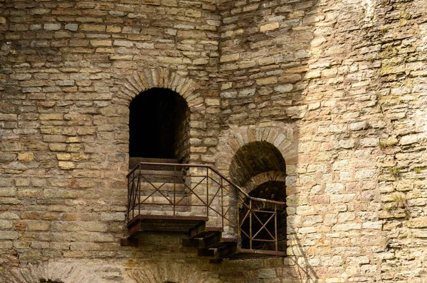 Escadas fabulosas na parede do castelo. Fortaleza de Ivangorod. Velhas muralhas da fortaleza. Sítios históricos. paredes velhas da fortaleza. — Fotografia de Stock