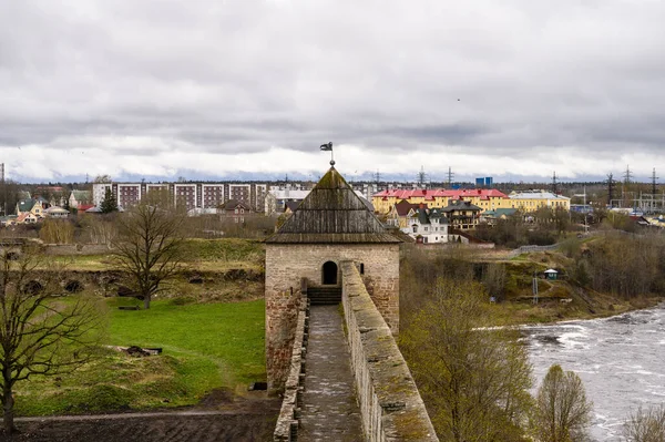 요새의 벽에서 이 방고로 드를 바라봐. 이 반호 로드 요새. 오래 된 요새 벽. 역사적 위치. — 스톡 사진