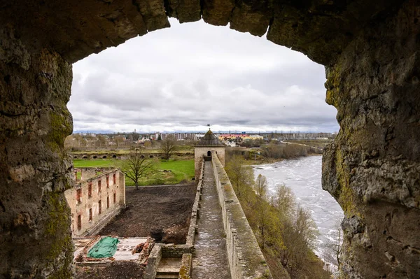 Vista da muralha da fortaleza para Ivangorod. Fortaleza de Ivangorod. Velhas muralhas da fortaleza. Sítios históricos. — Fotografia de Stock
