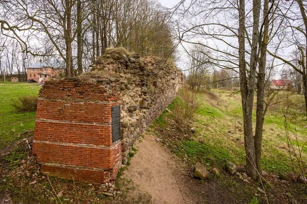 要塞の壁の跡だ。クレムリン。旧要塞城壁の土の城壁 — ストック写真