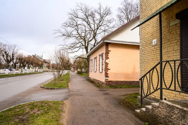 Flachhäuser im alten Stil. bewölkter Herbsttag in einer Provinzstadt — Stockfoto