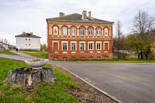 Laagbouw huizen in de oude stijl. bewolkte herfstdag in een provinciestad — Stockfoto