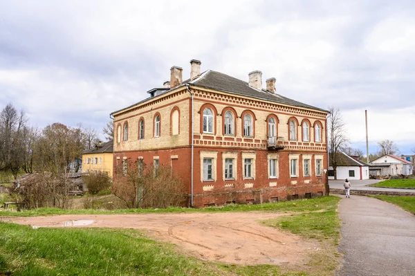 Low-rise houses in the old style. cloudy autumn day in a provincial town — Fotografia de Stock