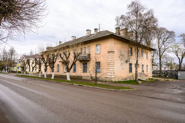 Niskich domów w starym stylu. pochmurny jesienny dzień w prowincjonalnym mieście — Zdjęcie stockowe