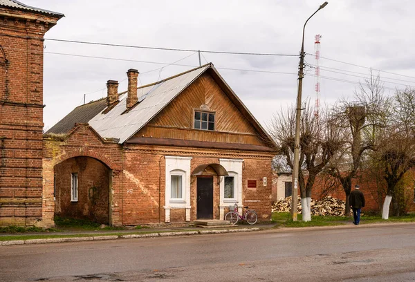 Μικρή αψιδωτή πύλη. χαμηλά σπίτια με το παλιό στυλ. συννεφιασμένη φθινοπωρινή ημέρα σε μια επαρχιακή πόλη — Φωτογραφία Αρχείου