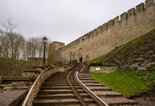 Escadas que conduzem à fortaleza. Parede da fortaleza Ivangorod. Fortaleza de Ivangorod. História da Rússia. — Fotografia de Stock