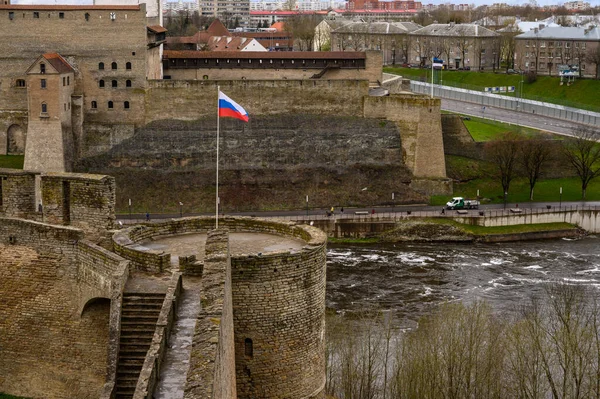 요새 벽에서 러시아와 에스토니아를 연결하는 나르바 다리까지 전망해 보 십시오. 주 국경이야. 이 반호 로드 요새. 오래 된 요새 벽. 역사적 위치. — 스톡 사진