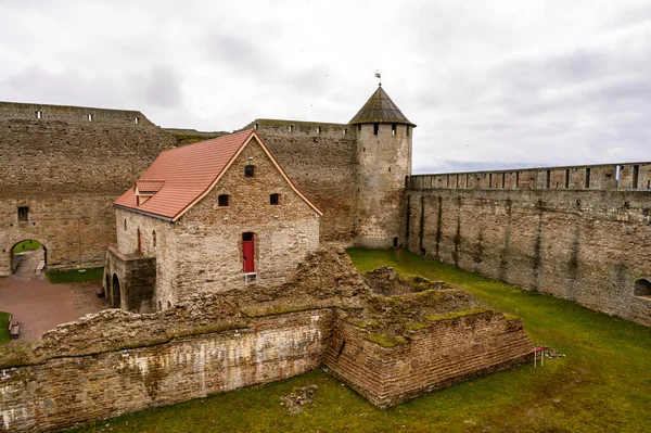 Parede da fortaleza Ivangorod. Fortaleza de Ivangorod. História da Rússia. pátio da fortaleza — Fotografia de Stock