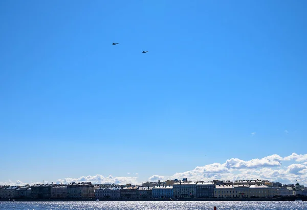 胜利日。五月九日，飞机飞越涅瓦河。圣彼得堡 — 图库照片