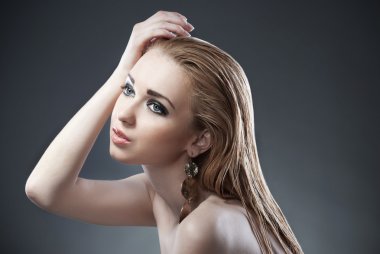 güzel bir kadınla akşam makyaj ve takı