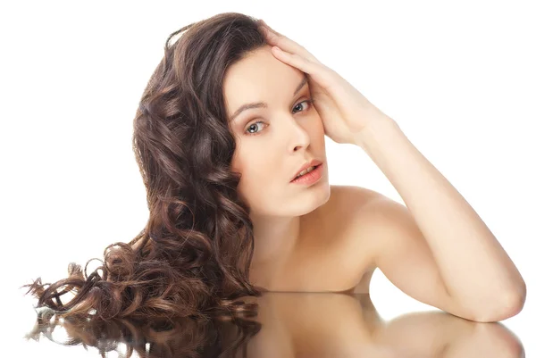Bruna donna con lunghi capelli ondulati su bianco — Foto Stock