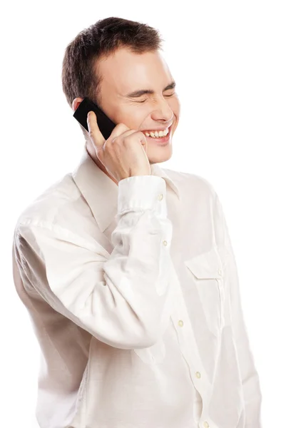 Man glimlachend en praten over telefoon geïsoleerd — Stockfoto